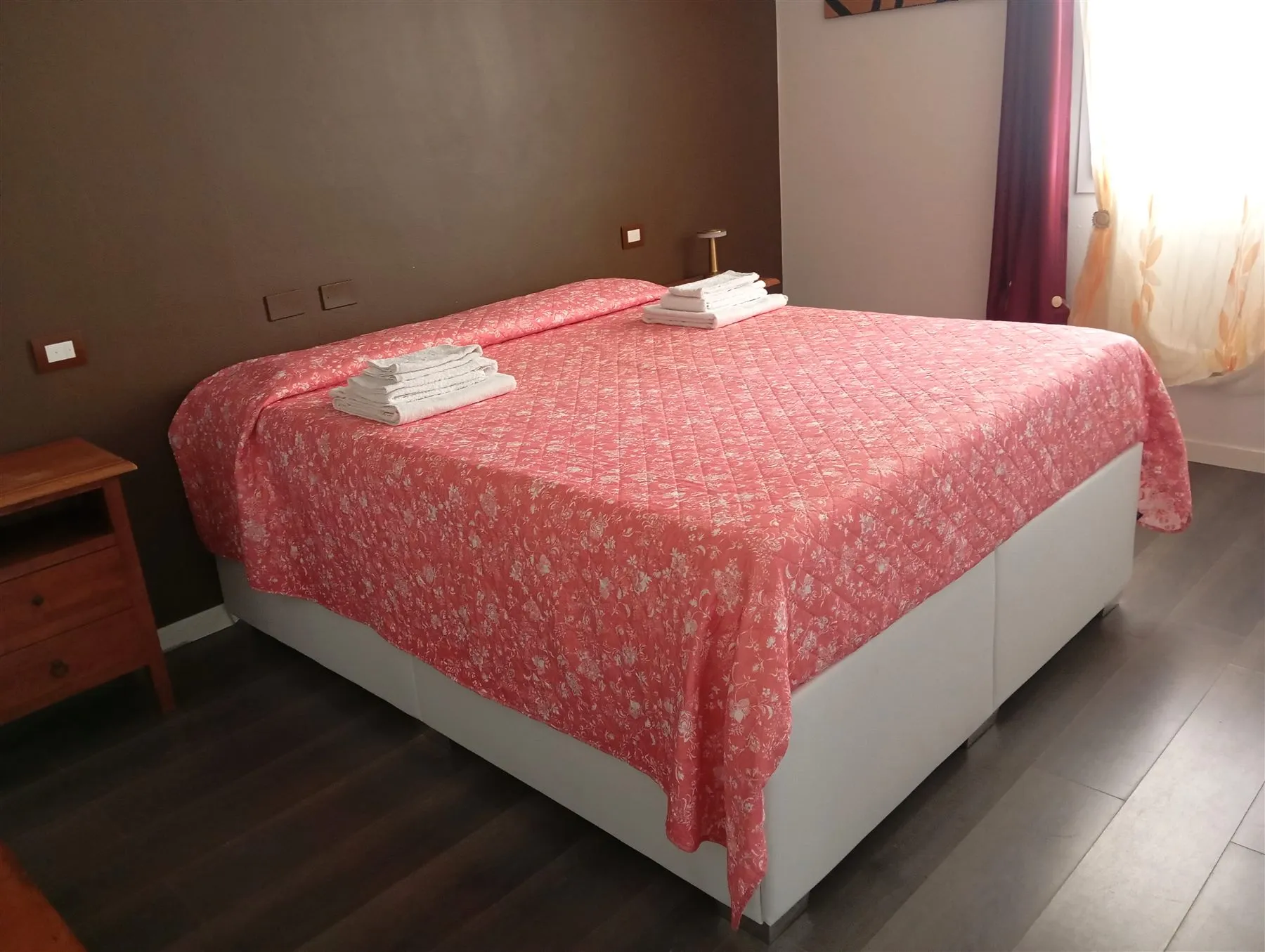 Camera matrimoniale ordinata con letto ampio e biancheria preparata