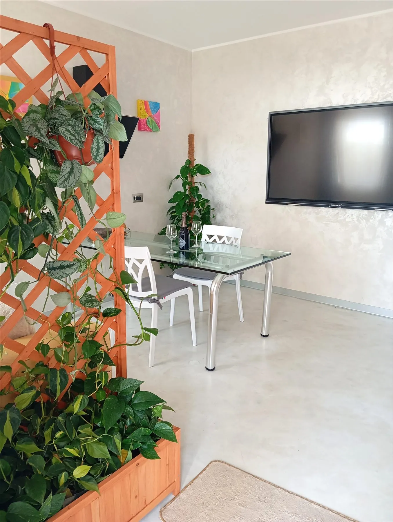 Zona pranzo e parete TV
